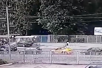Момент тарана пьяным водителем людей на остановке в Москве попал на видео