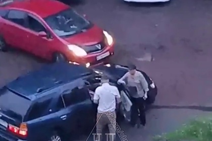 Не поделивший дорогу российский таксист избил коллегу и помочился на его машину