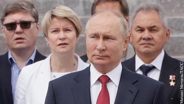 Путин принял участие в церемонии поднятия российского флага на Поклонной горе