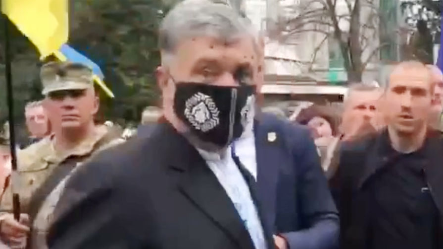 Порошенко облили зеленкой в центре Киева. Он обвинил в этом Зеленского