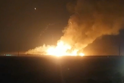 Появилось видео с разлетающимися от взрыва боеприпасами на складе в Казахстане