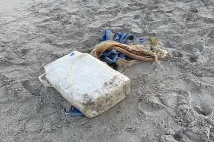 Отдыхающий нашел на пляже пакет с кокаином на миллион долларов