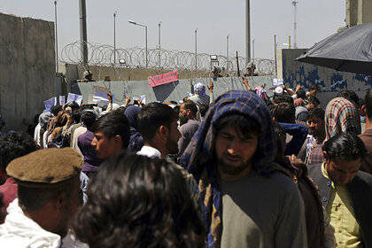 Число пострадавших из-за взрыва у аэропорта Кабула возросло до 100