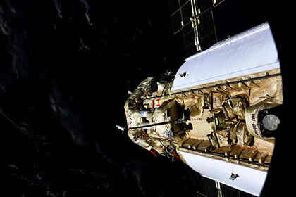 Российские космонавты вышли в космос для подключения «Науки» к сети США на МКС