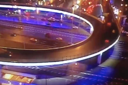 Момент падения бетономешалки с эстакады в Москве попал на видео