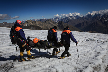 Тела троих альпинистов спустили с Эльбруса