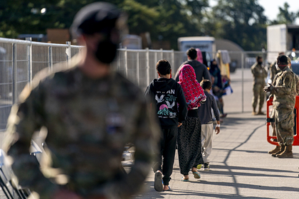 Сотни афганских беженцев покинули базы США без документов