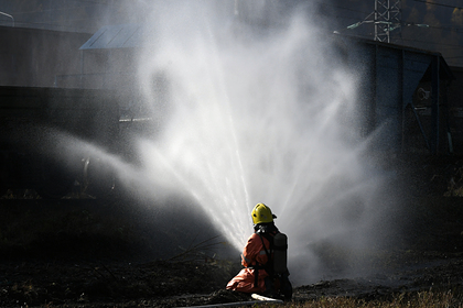 Пожарные ликвидировали поледствия пожара на нефтебазе в Подмосковье