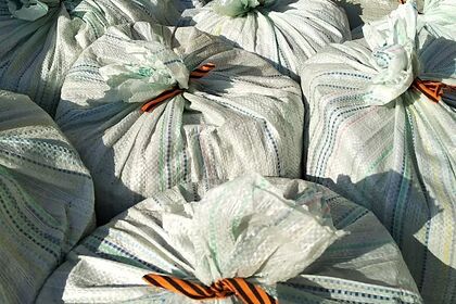 В российском городе мешки с мусором перевязали георгиевской лентой