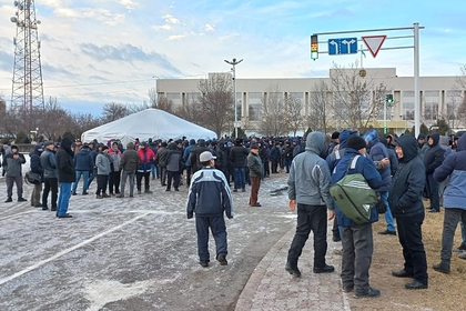 Протестующие перекрыли дорогу в казахстанский аэропорт Актау