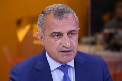 Действующий лидер Южной Осетии признал поражение на выборах президента
