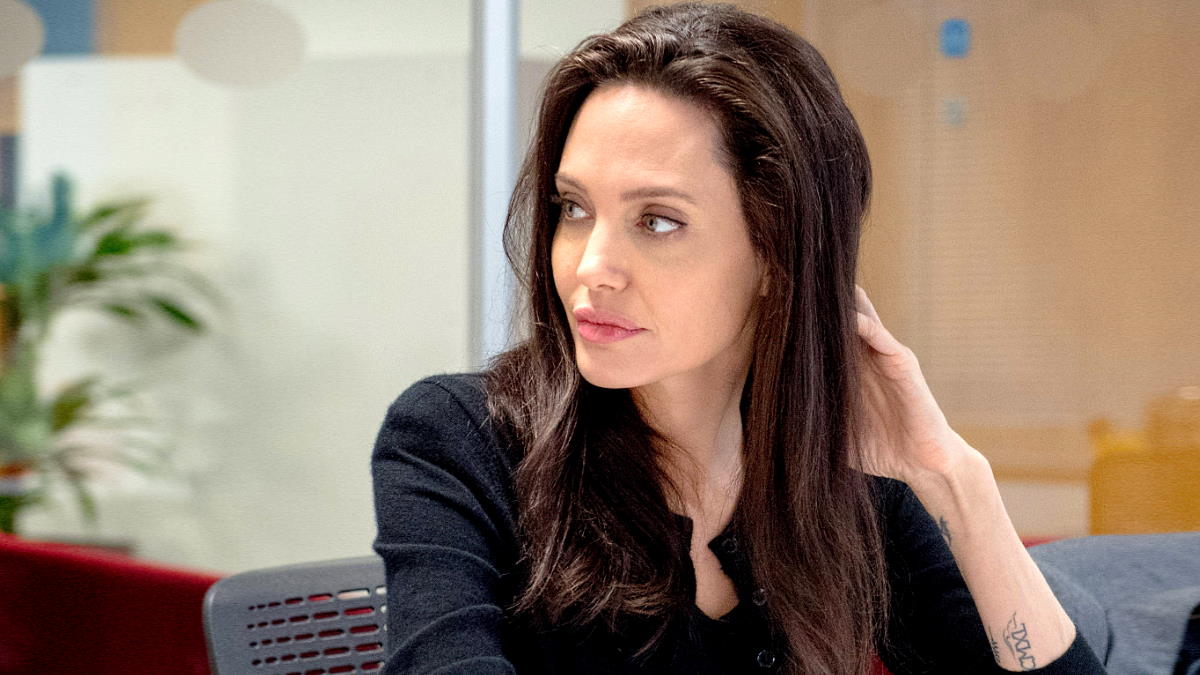 Джоли из-за финансовых трудностей закрыла благотворительный фонд поддержки женщин