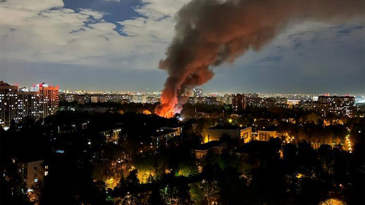 Площадь пожара в здании на Ереванской улице в Москве достигла 300 квадратных метров