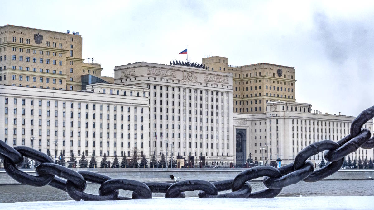 МЧС не обнаружило возгорания в здании Минобороны в Москве