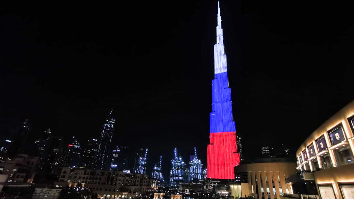 На башне Бурдж-Халифа включили подсветку по случаю Дня России