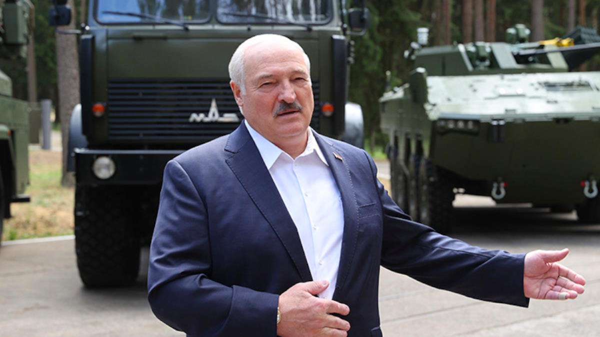 Лукашенко заявил о возможности согласовать ядерный удар "одним звонком"