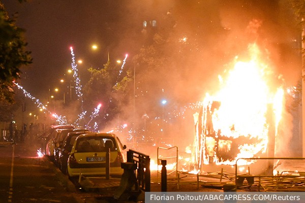 Le Monde: Беспорядки вспыхнули в пригородах Парижа после убийства полицией подростка во французском Нантере