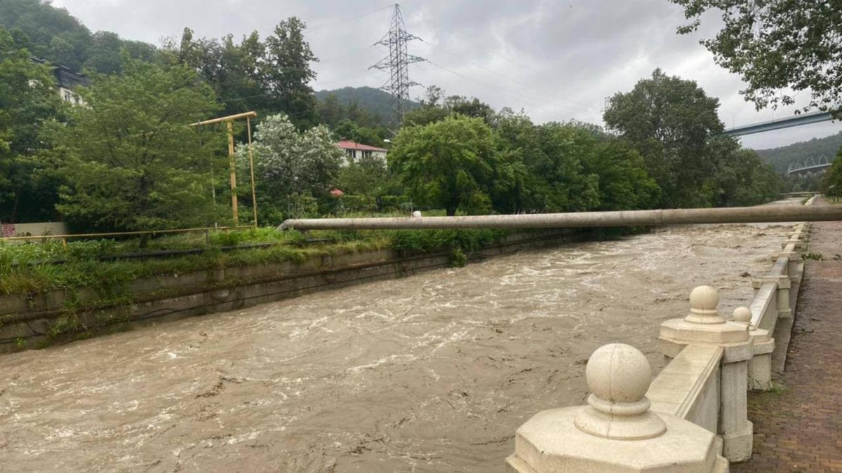 В Сочи до 11 июля объявили штормовое предупреждение из-за угрозы подъема уровня рек