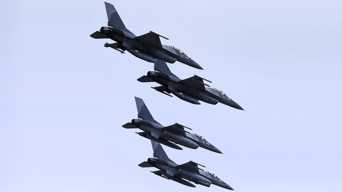 -  :  F-16      